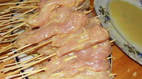 соте из куриной грудки на гриле, с огурчиками в остром соусе