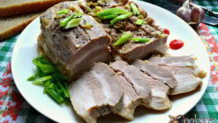 Свиная грудинка с чесноком в соево-медовом маринаде в мультиварке