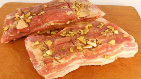 свиная грудинка с чесноком в соево-медовом маринаде в мультиварке