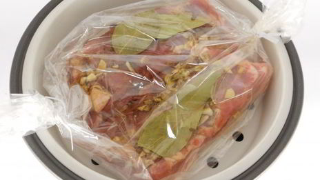 свиная грудинка с чесноком в соево-медовом маринаде в мультиварке