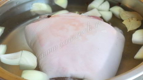 свиная рулька, запеченная в духовке