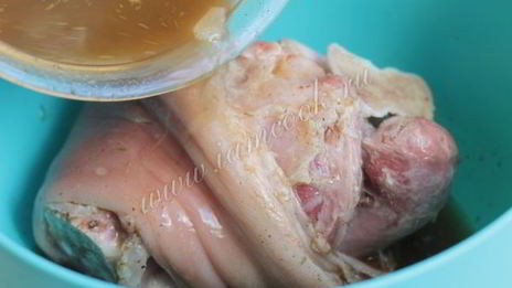 свиная рулька, запеченная в духовке