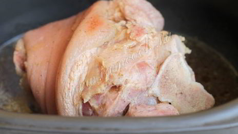 свиная рулька, запеченная в духовке