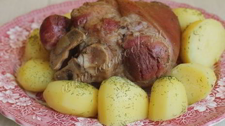 свиная рулька, запеченная в духовке