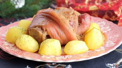 свиная рулька, запеченная в духовке