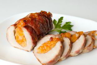 Свиная вырезка, фаршированная курагой