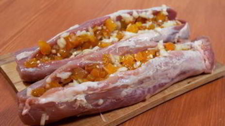 свиная вырезка, фаршированная курагой