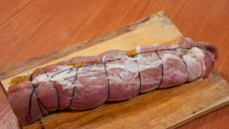 свиная вырезка, фаршированная курагой