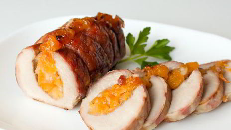 свиная вырезка, фаршированная курагой