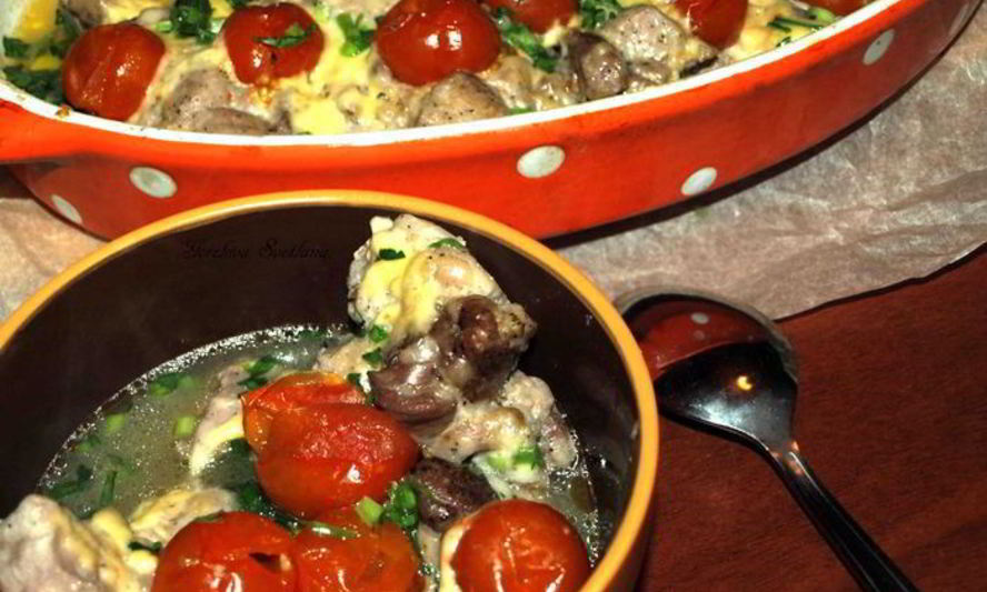 Рецепт свинины, запеченной с помидорами черри и сыром