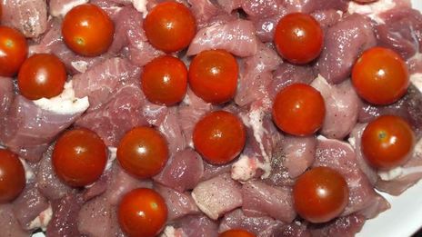 свинина, запеченная с помидорами черри и сыром