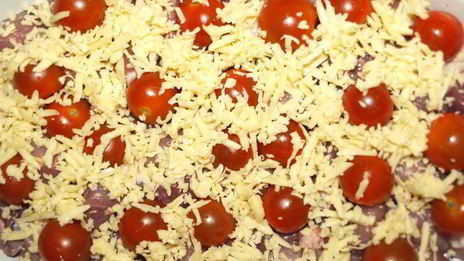 свинина, запеченная с помидорами черри и сыром