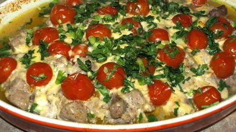 свинина, запеченная с помидорами черри и сыром