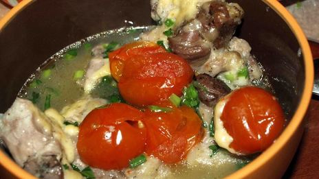 свинина, запеченная с помидорами черри и сыром