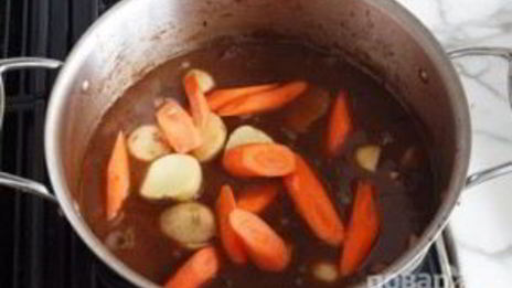 тушеная говядина с картошкой