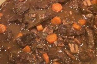 Тушеная говядина с красным вином