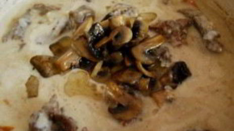 тушеная телятина с грибами