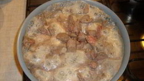 тушеное мясо с грибами