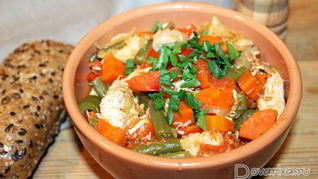 Тушеные куриные грудки с овощами