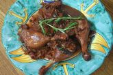 Утиные ножки в пряном луковом соусе