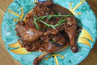 Утиные ножки в пряном луковом соусе