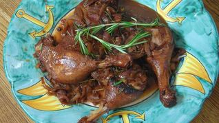 Утиные ножки в пряном луковом соусе