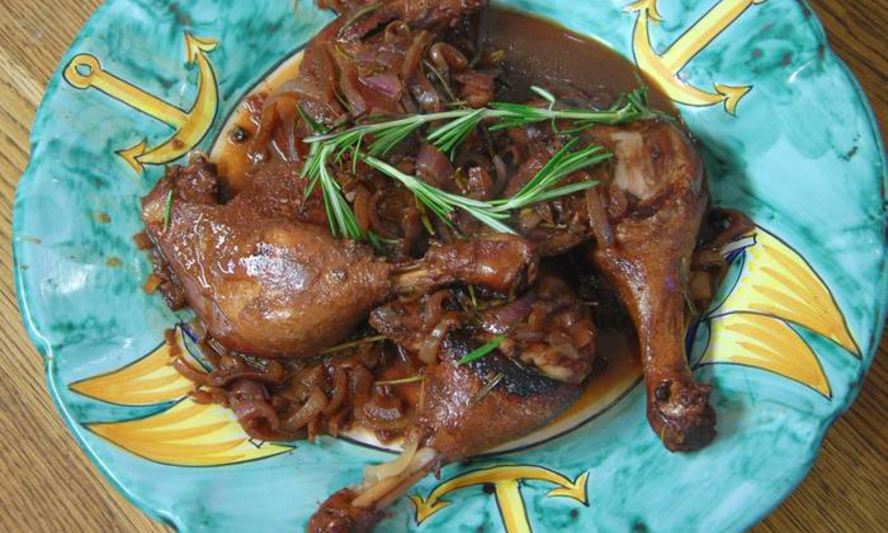 Рецепт утиных ножек в пряном луковом соусе