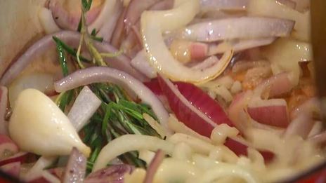 утиные ножки в пряном луковом соусе