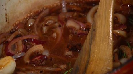 утиные ножки в пряном луковом соусе