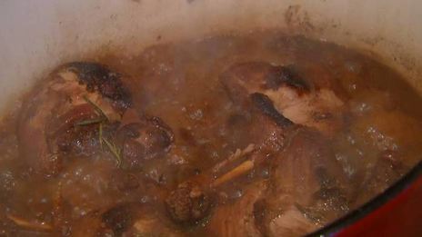 утиные ножки в пряном луковом соусе