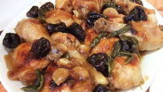 Запеченная курица с черносливом
