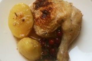 Запеченная курица с клюквой и укропом