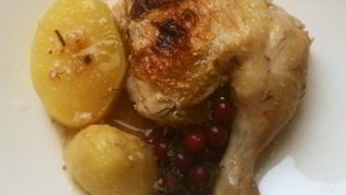 Запеченная курица с клюквой и укропом