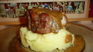 Запеченная свиная грудинка с коричневым соусом