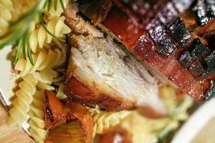 Запеченная свинина с карамелизированной корочкой