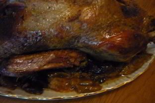 Запеченная утка с яблоками и черносливом