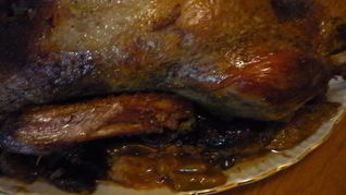 Запеченная утка с яблоками и черносливом