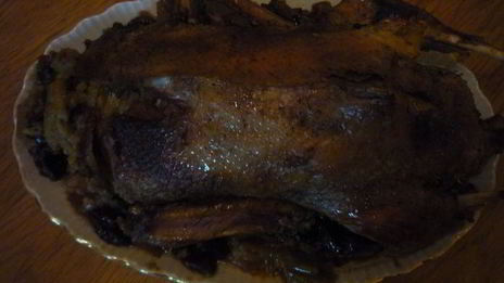 запеченная утка с яблоками и черносливом