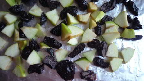 запеченная утка с яблоками и черносливом