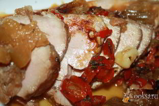 Запеченный окорок с яблоками и сладким перцем