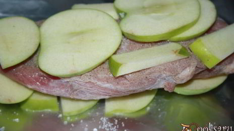 запеченный окорок с яблоками и сладким перцем