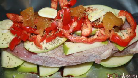 запеченный окорок с яблоками и сладким перцем