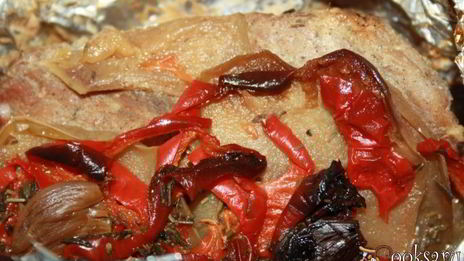 запеченный окорок с яблоками и сладким перцем
