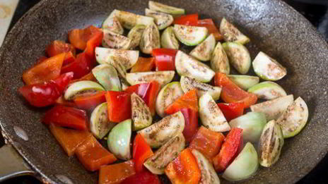 жареная свиная вырезка с овощами