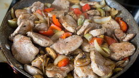 жареная свиная вырезка с овощами