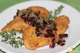 Жареные куриные грудки с соусом из сушеной клюквы
