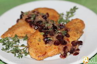 Жареные куриные грудки с соусом из сушеной клюквы