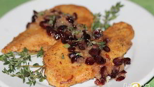 Жареные куриные грудки с соусом из сушеной клюквы