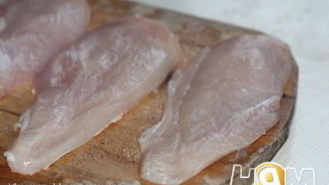 жареные куриные грудки с соусом из сушеной клюквы