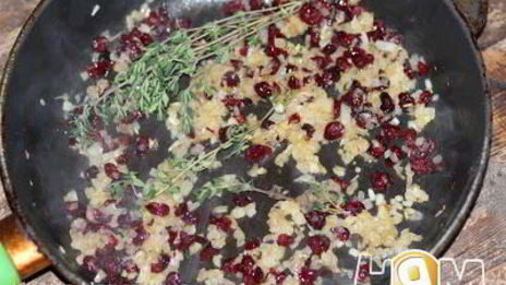 жареные куриные грудки с соусом из сушеной клюквы